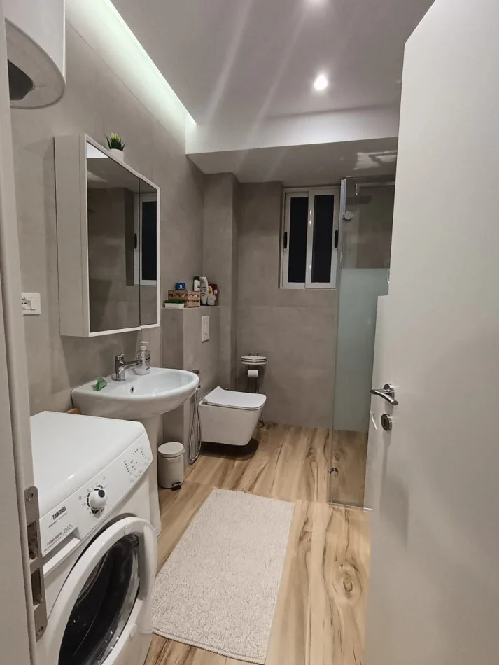 Tirane, jepet me qera apartament 2+1+Aneks+Ballkon Kati 4, 110 m² 600 € (rruga Karl Gega)