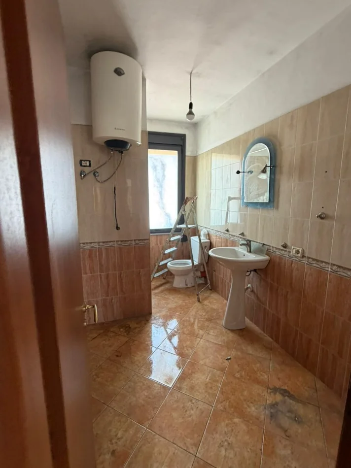 Tirane, jepet me qera apartament 3+1+Ballkon Kati 4, 150 m² 350 € (Astir)