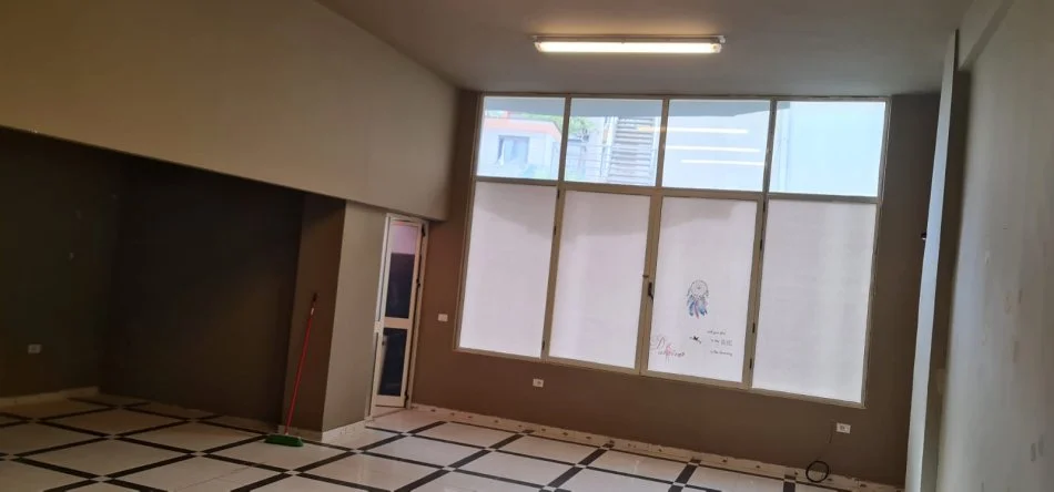 Tirane, jepet me qera ambjent biznesi Kati 2, 92 m² 800 € (Liqeni Artificial)