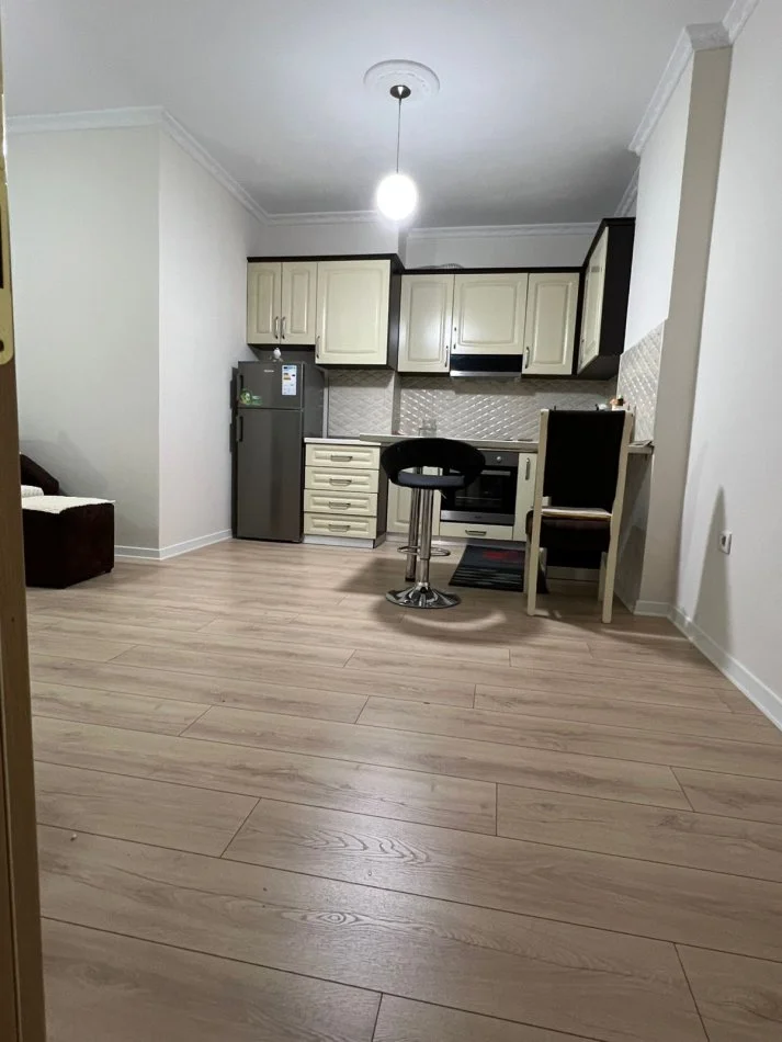 Tirane, jepet me qera apartament 1+1+Ballkon Kati 3, 70 m² 450 € (rruga Mikel Maruli)