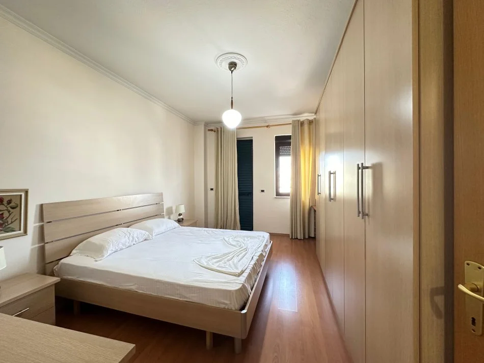 Tirane, jepet me qera apartament 1+1+Ballkon , 800 € (ne Bllok)