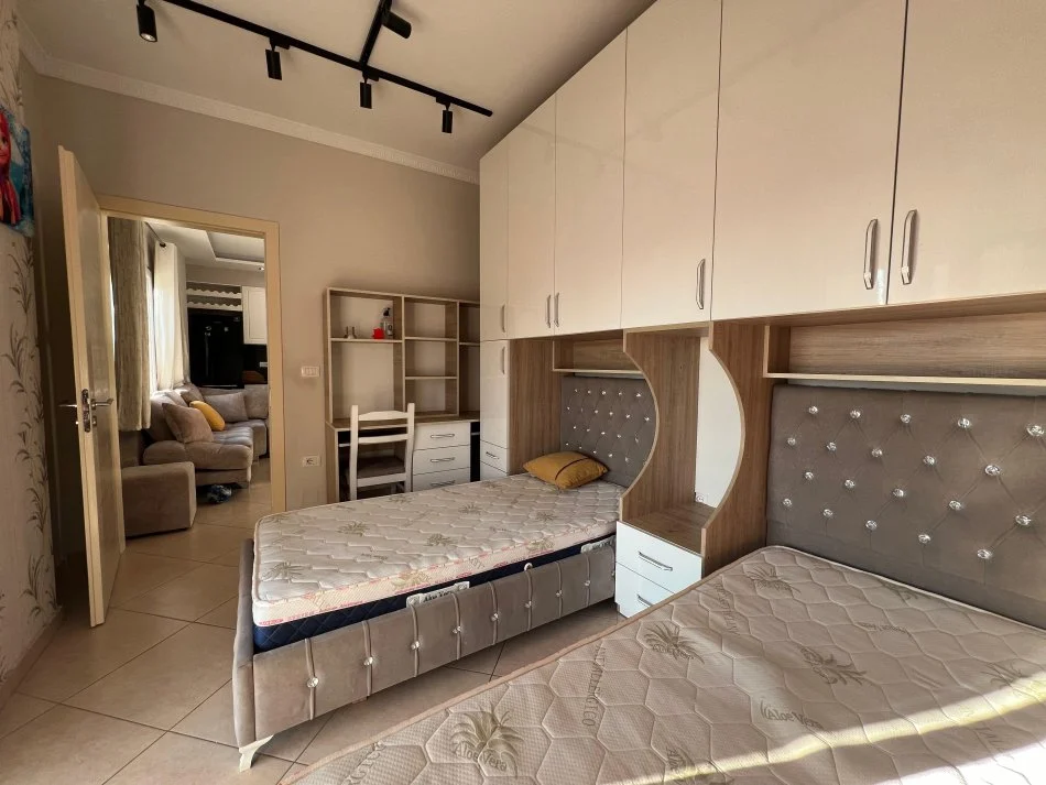 Tirane, shitet apartament 2+1+Ballkon Kati 1, 93 m² 125.000 € (Fresku)