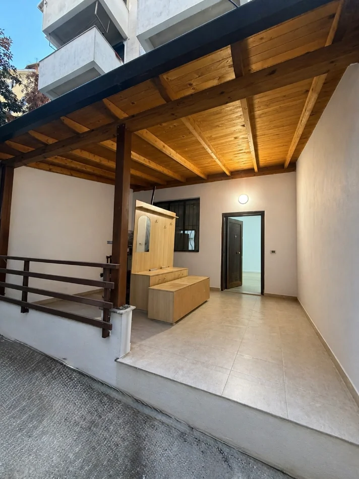 Tirane, jap me qera apartament 1+1+Aneks+Ballkon Kati 1, 500 € (Kodra e dielit 1)