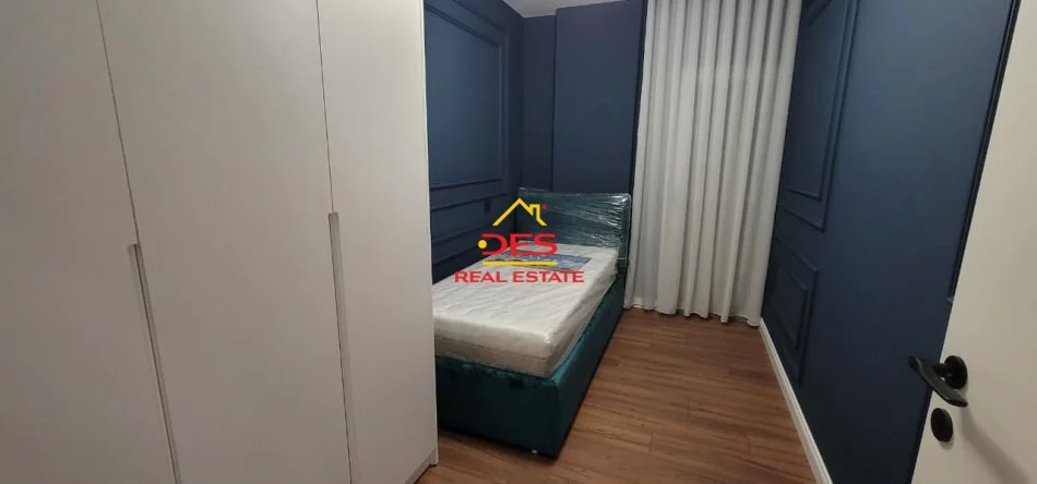 Vlore, jepet me qera apartament 2+1+Ballkon Kati 10, 90 m² 700 € (Rruga Dhimitër Konomi)