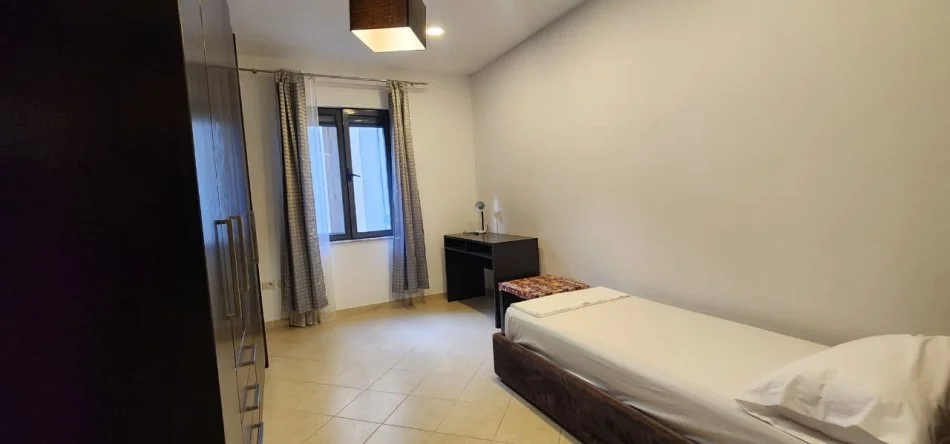 Tirane, jepet me qera Vile , (Rruga Kavajes)