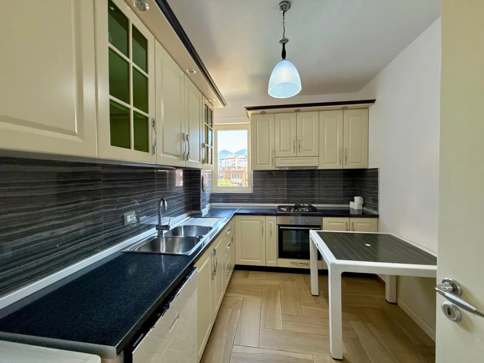 Tirane, jepet me qera apartament 2+1+Aneks+Ballkon Kati 4, 95 m² 900 € 