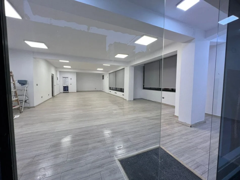 Tirane, jepet me qera ambjent biznesi Kati 0, 120 m² 1.500 € (Rruga e Durresit)