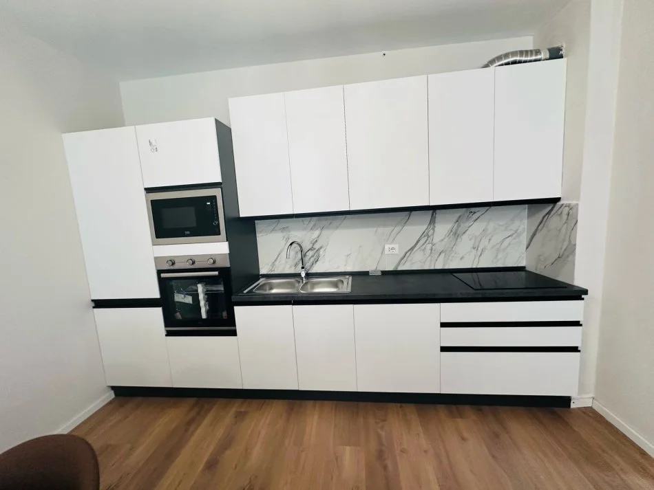 Tirane, jepet me qera apartament 2+1+Ballkon Kati 2, 130 m² 650 € 