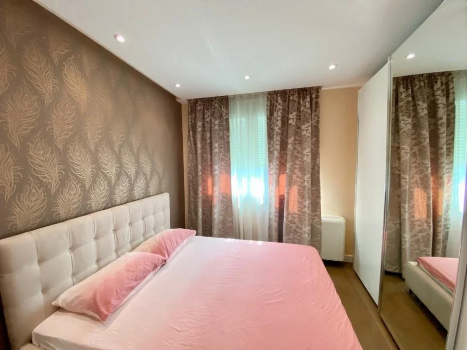 Tirane, jepet me qera apartament 3+1+Ballkon Kati 3, 130 m² 1.200 € (Liqeni i Thate)