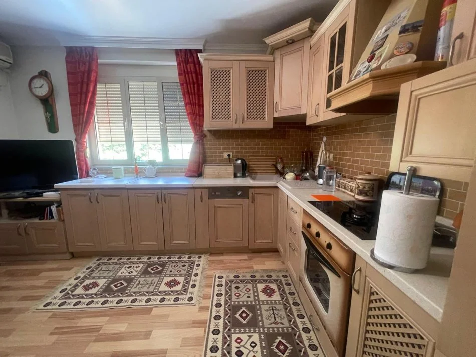 Tirane, jepet me qera 2+1+Aneks Kati 3, 70 m² 500 € (Rruga Fortuzi)