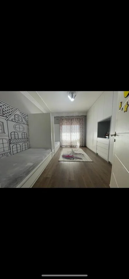 Tirane, jepet me qera Vile 4 Katshe kati i fundit penthouse, 750 m² 5.000 € (Rruga 5 Maji)