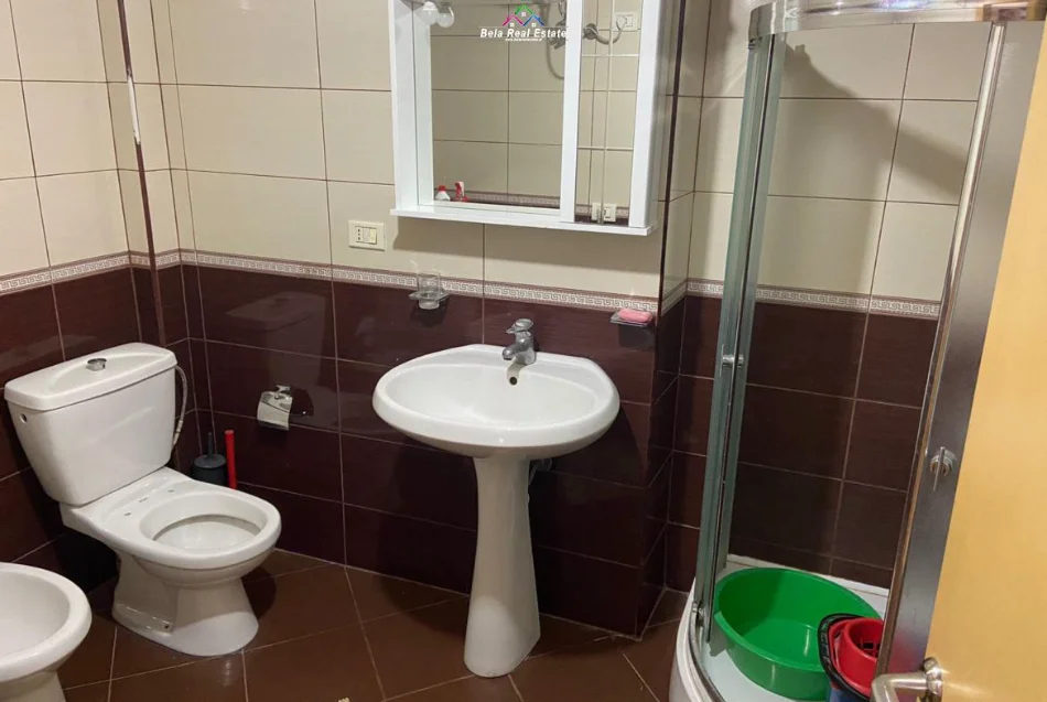 Tirane, jepet me qera apartament 1+1+Ballkon Kati 5, 62 m² 600 € (blloku)