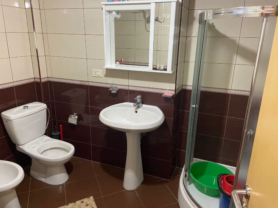 Tirane, jepet me qera apartament 1+1 Kati 5, 62 m² 600 € (bllok)