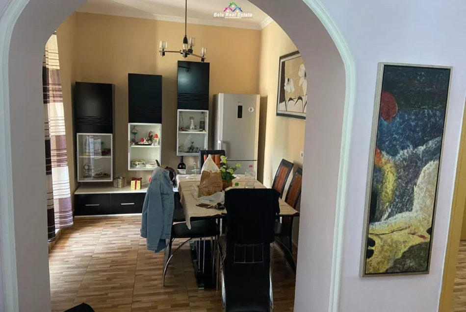 Tirane, jepet me qera apartament 1+1+Ballkon Kati 5, 62 m² 600 € (blloku)