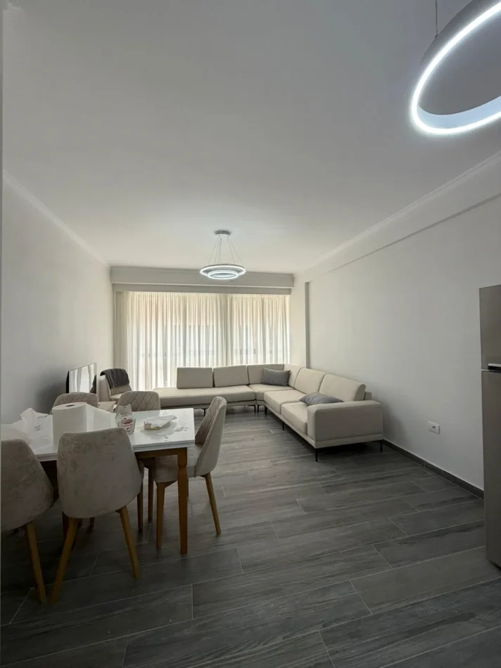 Tirane, jepet me qera apartament 1+1 , 70 m² 500 € (Yzberisht)