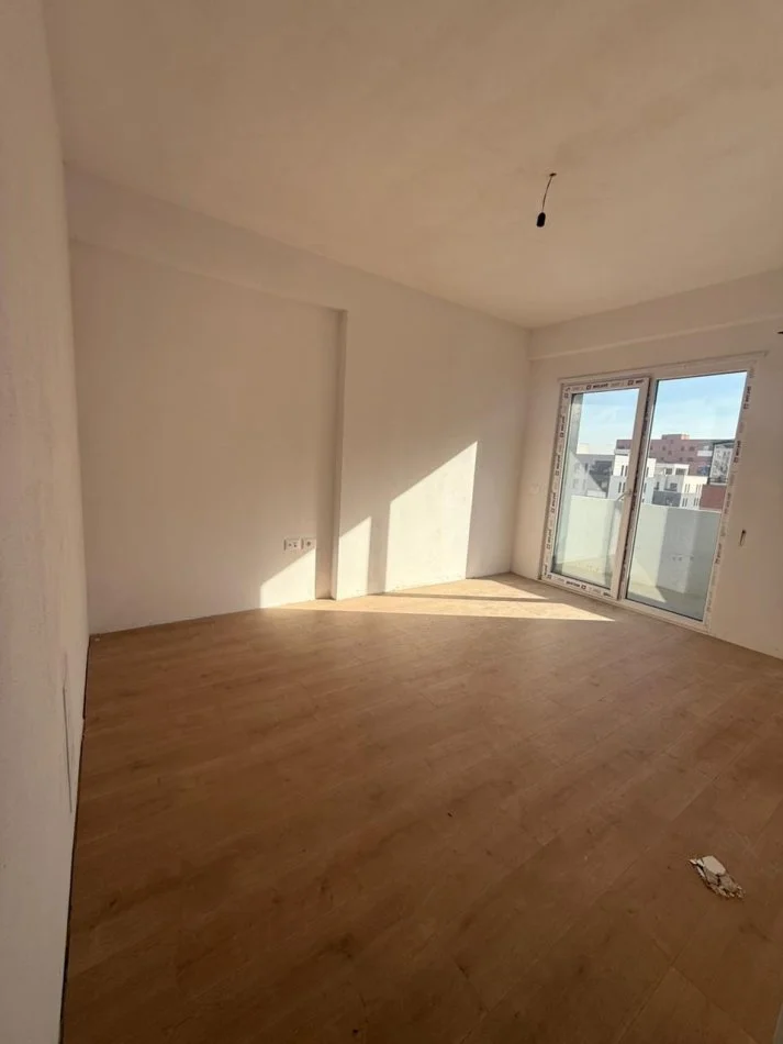 Tirane, shitet apartament 2+1 , 111 m² 100.000 € (Kamez)