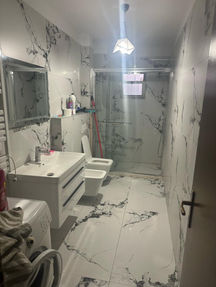 Tirane, jepet me qera apartament 2+1+Ballkon Kati 4, 92 m² 450 € (Kthesa Kamzes)
