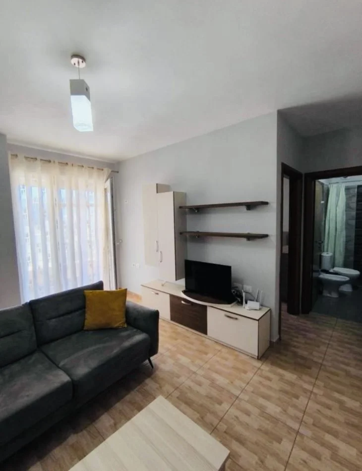 Vlore, jepet me qera apartament 1+1+Ballkon Kati 4, 350 € (Plazhi i Vjeter)