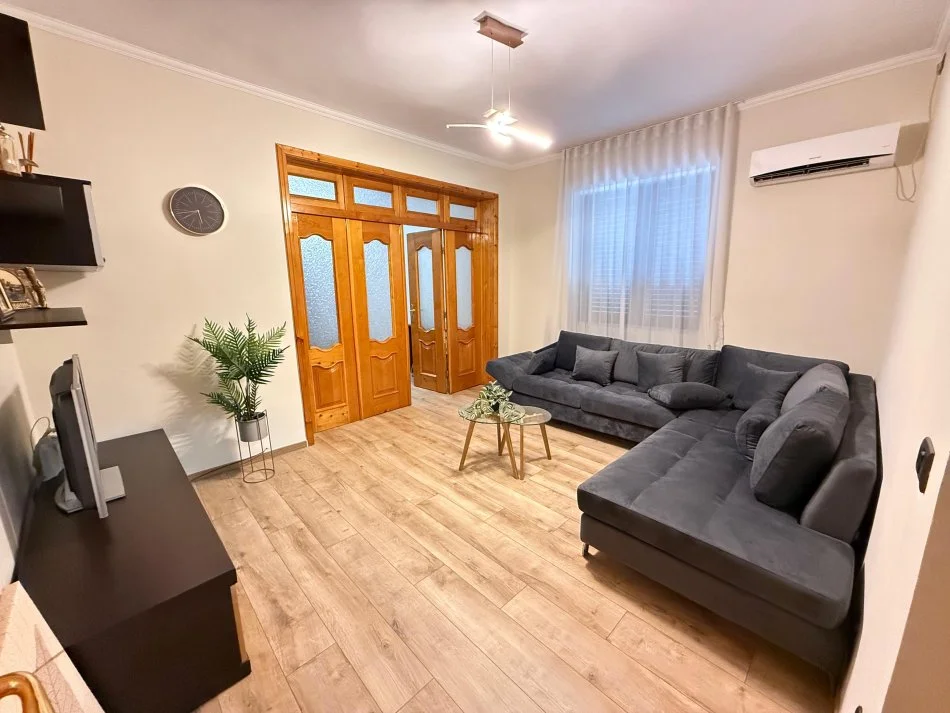 Tirane, jepet me qera apartament 3+1 Kati 3, 120 m² 650 € (Rruga e kavajes)