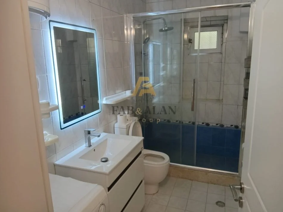 Tirane, jepet me qera apartament 2+1 , 600 € (Pazari i Ri)