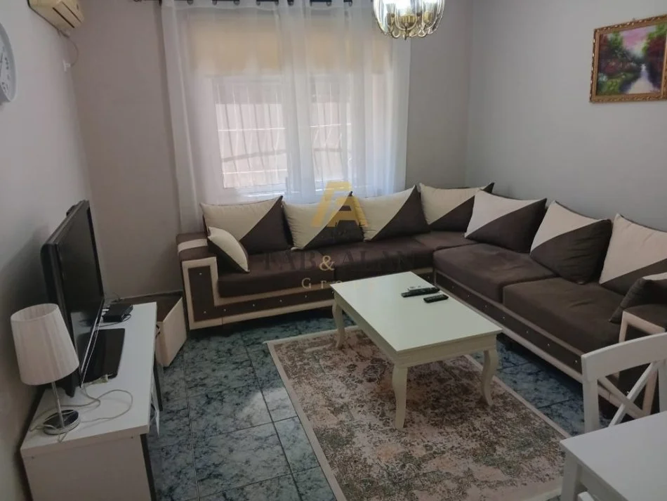 Tirane, jepet me qera apartament 2+1 , 600 € (Pazari i Ri)