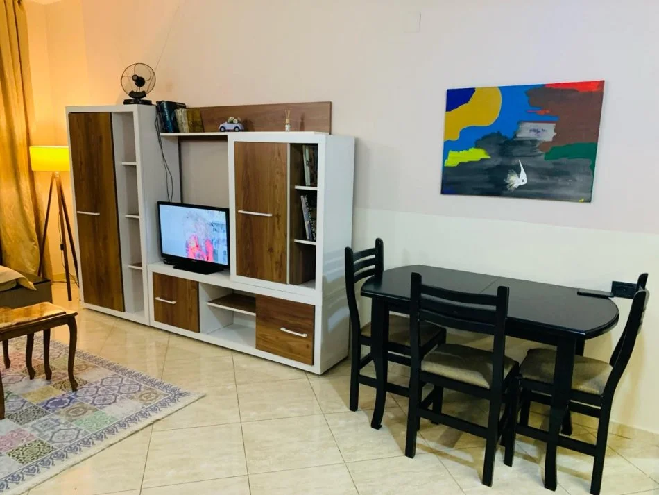 Tirane, jepet me qera apartament 1+1 Kati 4, 74 m² 600 € (Blloku i Ambasadave)
