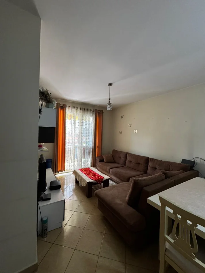 Tirane, jepet me qera apartament 1+1 Kati 4, 65 m² 400 € 