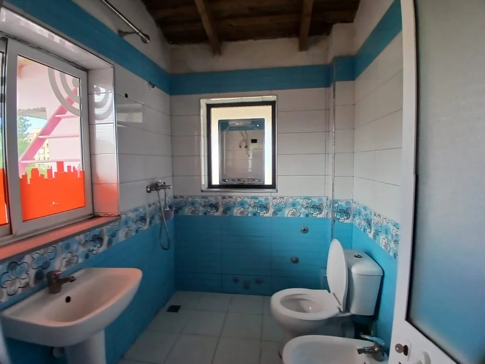 Tirane, jepet me qera apartament 2+1+Ballkon Kati 4, 120 m² 500 € (Ish Fusha e Aviacionit)