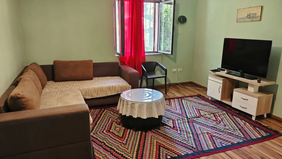 Tirane, jepet me qera apartament 1+1 Kati 1, 78 m² 400 € (Myslym Shyri)