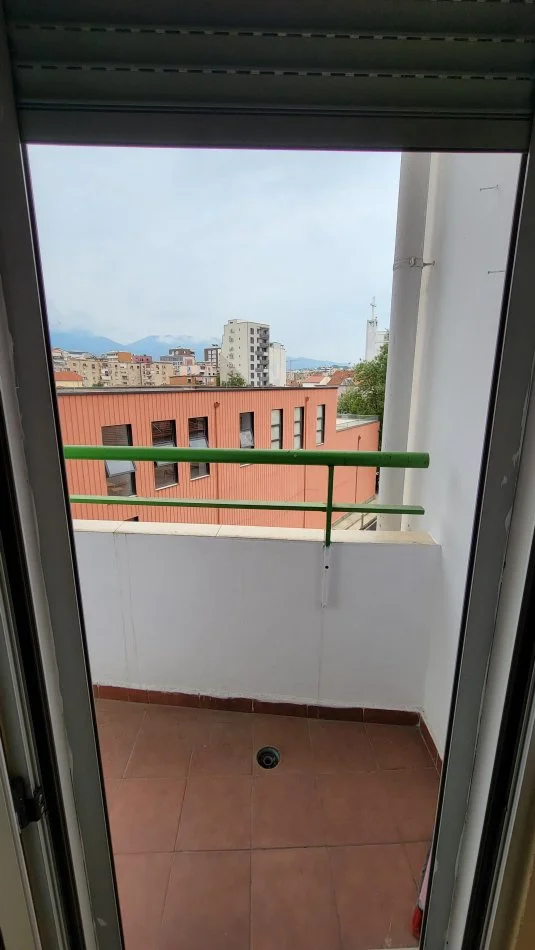 Tirane, jepet me qera apartament 1+1 Kati 4, 400 € (Kompleksi halili)