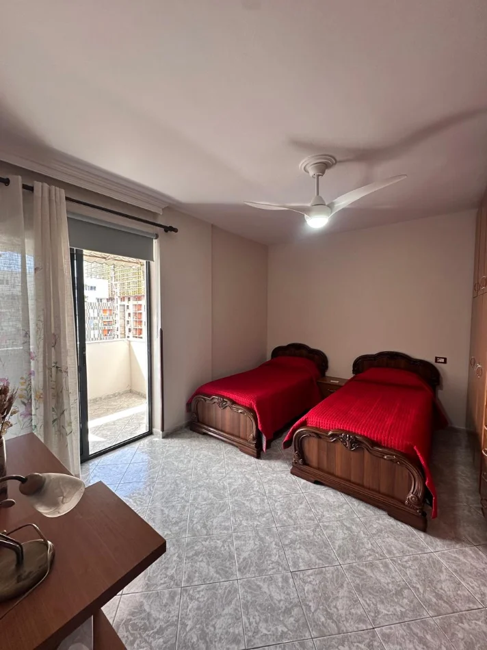 Tirane, jepet me qera apartament 2+1 Kati 6, (Rruga Muhamet Gjollesha)