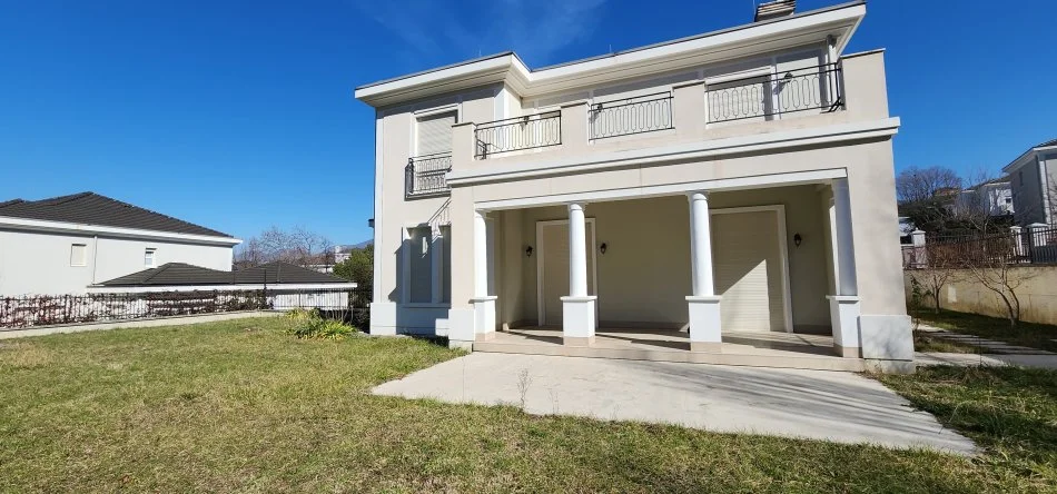 Tirane, jepet me qera Vile 5+1+Ballkon Kati 1, 602 m² 4.500 € (Rruga e Vilave)