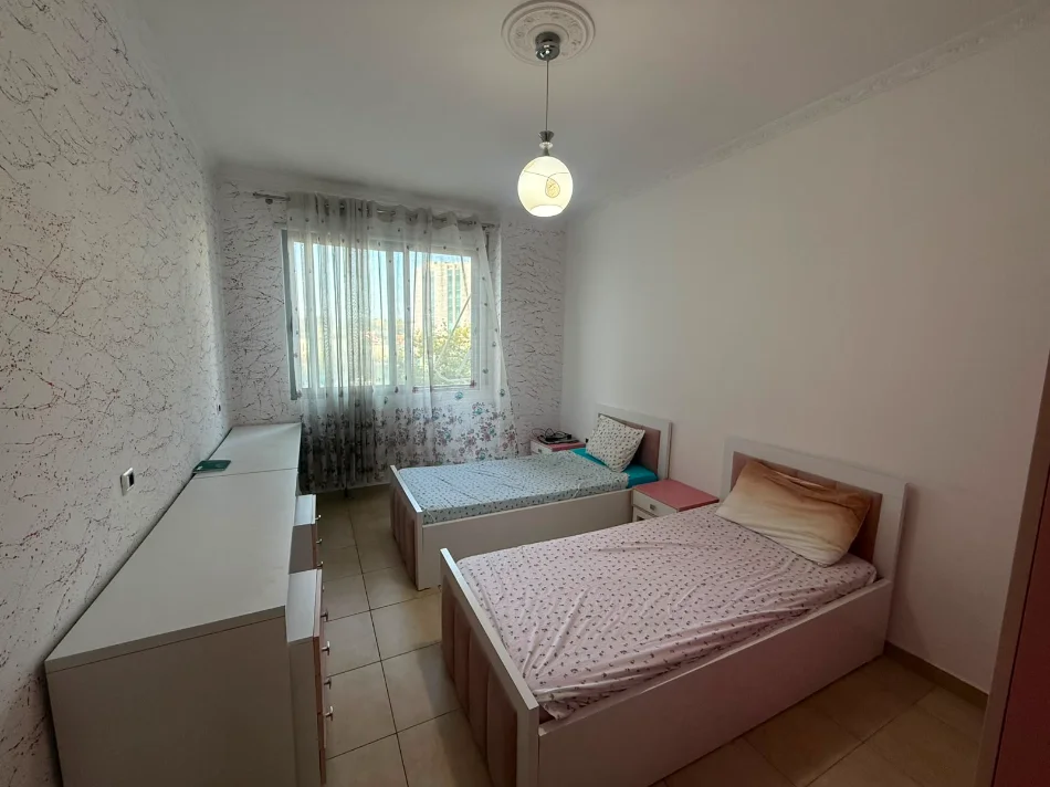 Tirane, jepet me qera apartament 2+1+Ballkon Kati 3, 110 m² 500 € (rruga pavarsia)