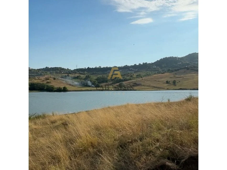 Tirane, shitet toke , 3.000 m² 130.000 € (Liqeni i Kasharit)