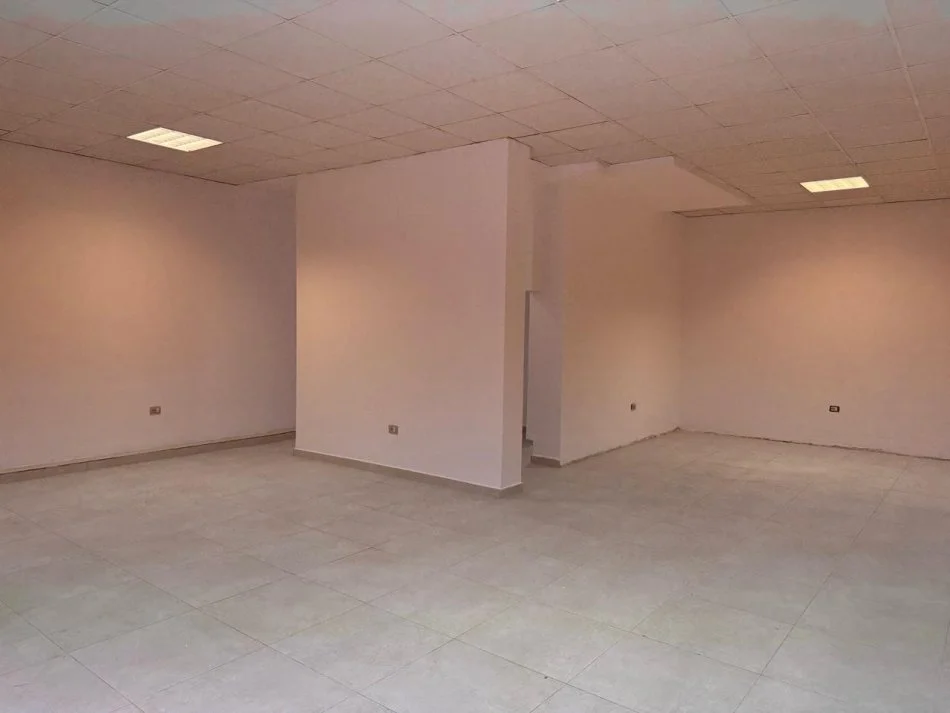 Tirane, jepet me qera dyqan Kati 0, 74 m² 700 € (21 dhjtori)