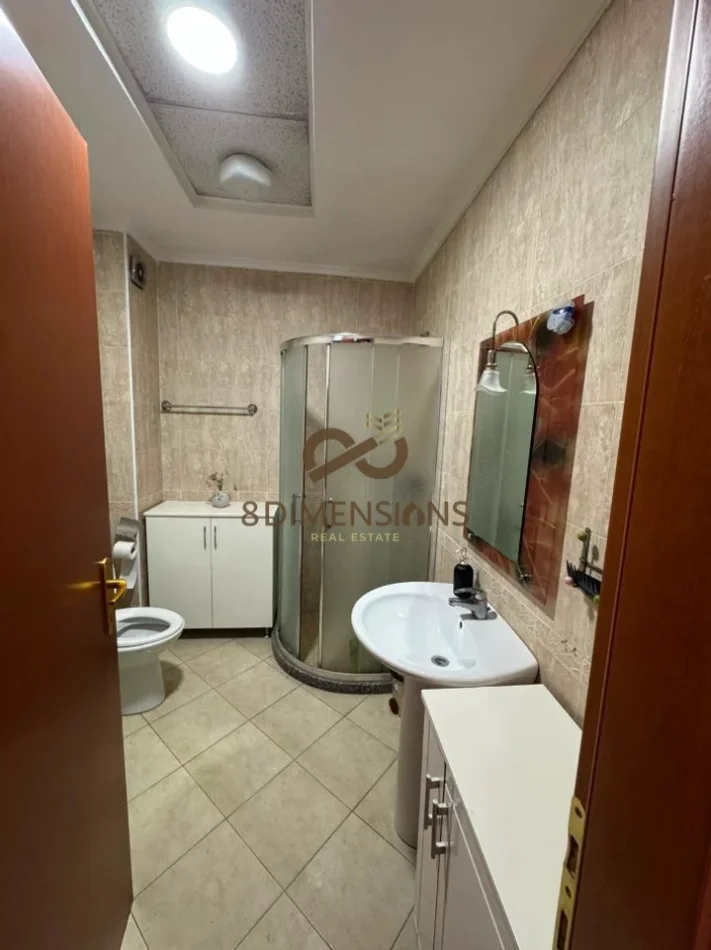 Jepet me qera Apartament 1+1 ne Kristal Center me siperfaqe 70 m2 (D8241A-199)
