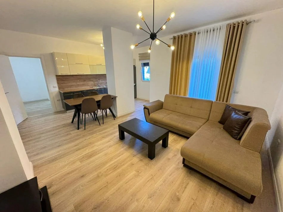 Tirane, jepet me qera apartament 2+1 Kati 1, 110 m² 650 € (Rruga bardhyl)