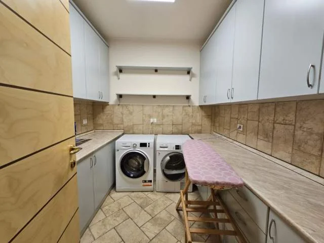 Tirane, jepet me qera apartament 3+1 300 m² 1.700 Euro (faik konica)