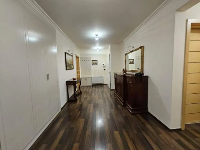 Tirane, jepet me qera apartament 3+1 300 m² 1.700 Euro (faik konica)