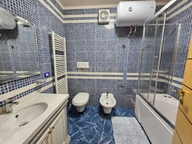 Tirane, jepet me qera apartament 3+1 300 m² 1.700 Euro (faik konica)