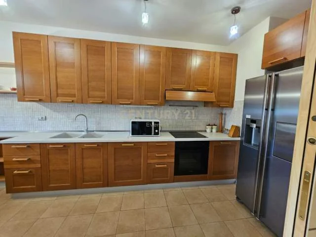 Tirane, jepet me qera apartament 3+1 300 m² 1.700 Euro (faik konica)