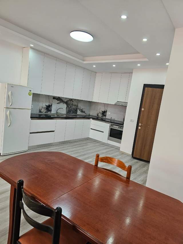 Tirane, jepet me qera apartament Kati 7, 95 m² 500 Euro (Ish fusha aviacionit)