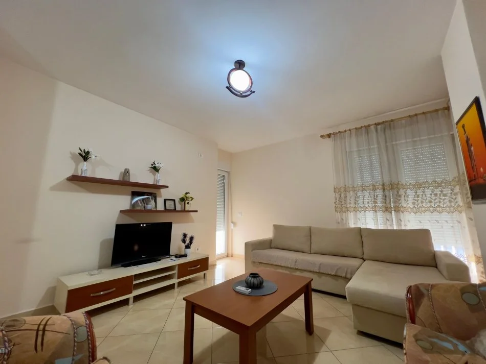 Tirane, jepet me qera apartament 2+1+Ballkon Kati 6, 110 m² 550 € (rruga ndre mjeda)