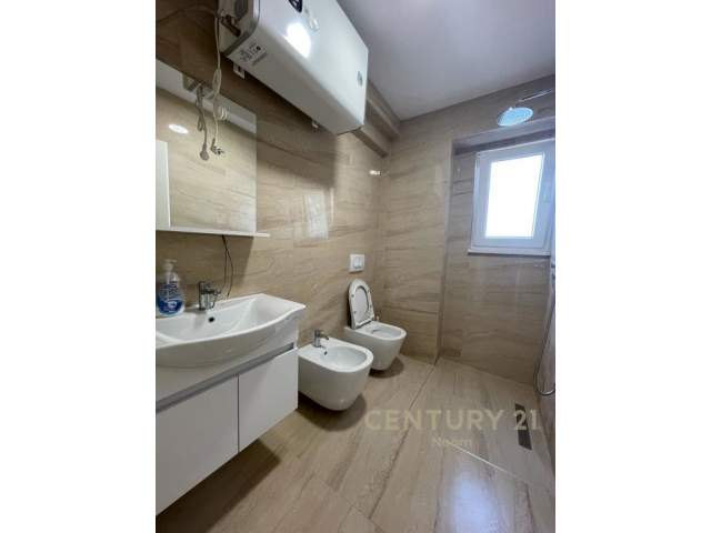 Tirane, jepet me qera zyre Kati 2, 100 m² 1.000 Euro (Shkolla e Baletit)