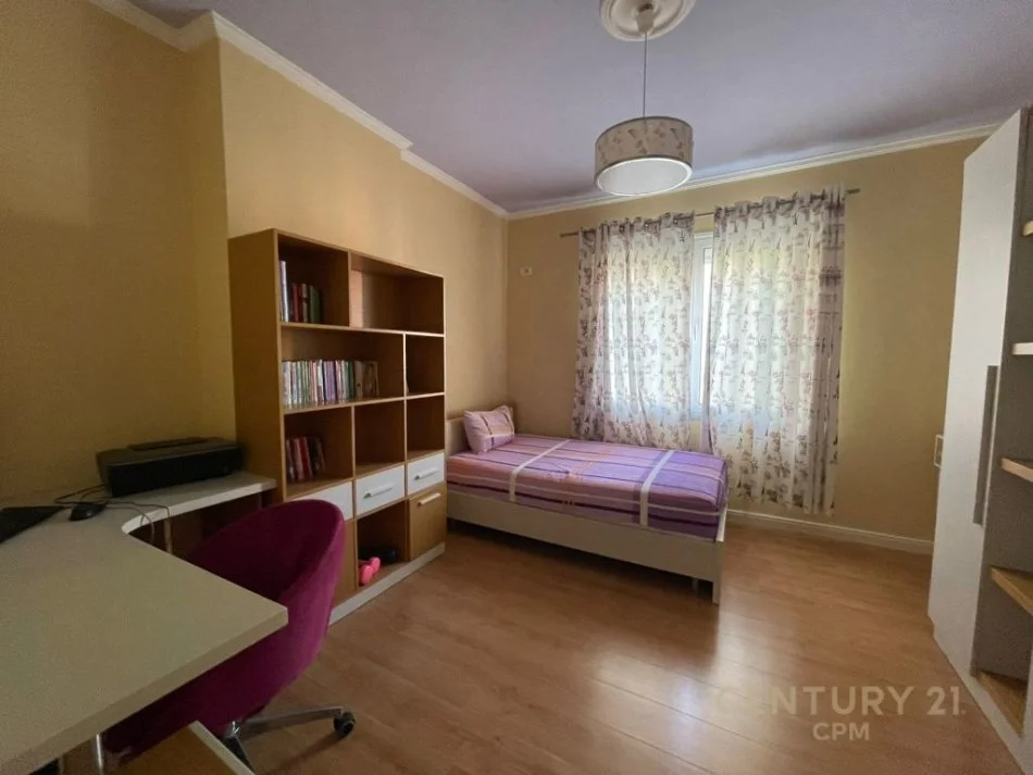 Tirane, jepet me qera apartament 2+1+Ballkon, Kati 2, 110 m² 700 € (Pazari i Ri)