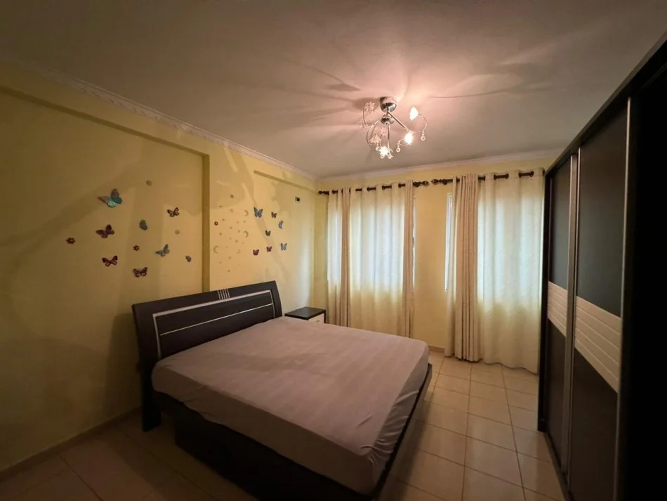 Tirane, jepet me qera apartament 2+1+Ballkon Kati 2, 100 m² 380 € (Yzberisht)