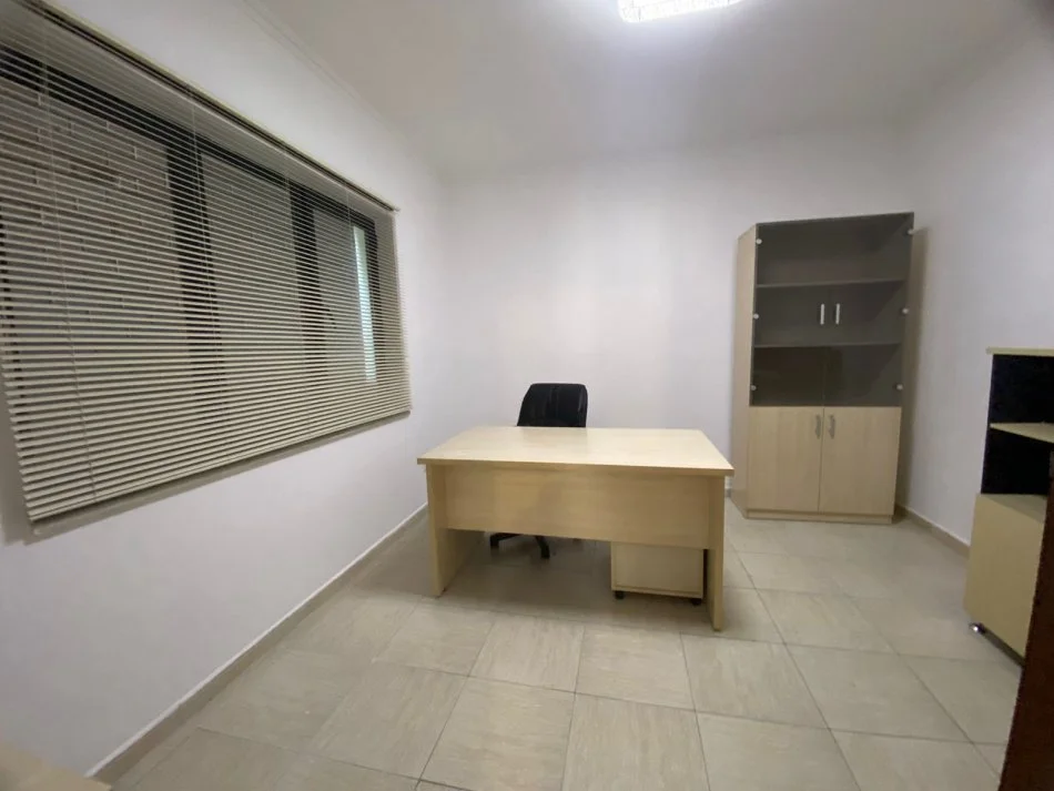 Tirane, jepet me qera ambjent biznesi Kati 2, 112 m² 1.500 € (Garda)