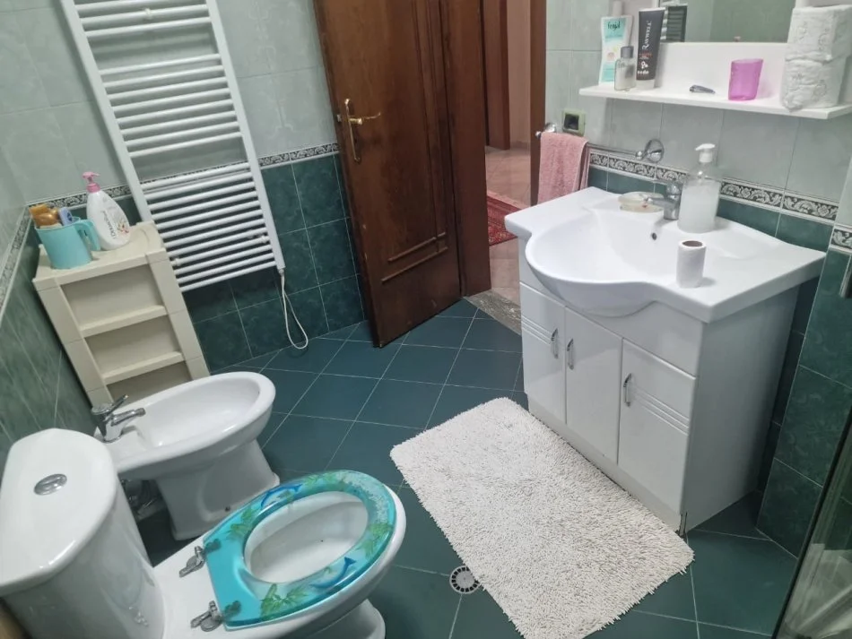 Tirane, jepet me qera Vile 2+1+Ballkon Kati 1, 100 m² 550 € (Rruga Tele Ndini)