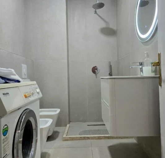 Tirane, jepet me qera apartament 2+1+Aneks+Ballkon Kati 8, 115 m² 850 € (Komuna E Parisit)