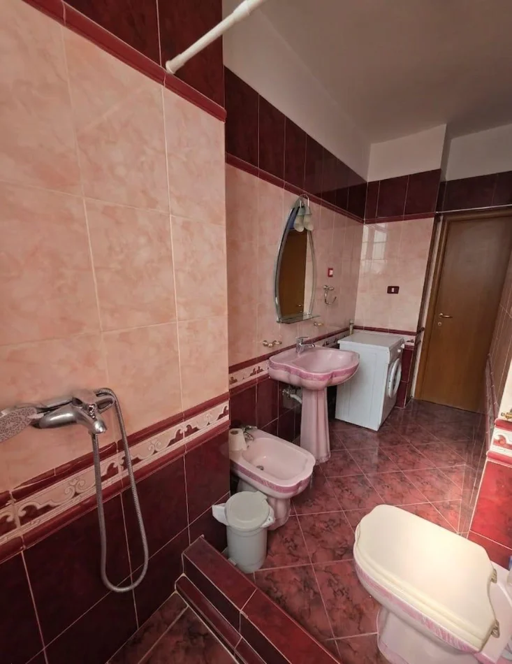 Tirane, jepet me qera apartament 2+1 Kati 5, 80 m² 650 € (Rruga Fortuzi)